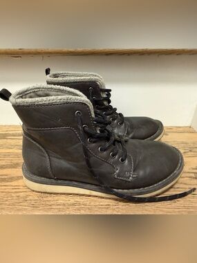 Old Navy Lined Lace-Up Boots | Kids Size 2